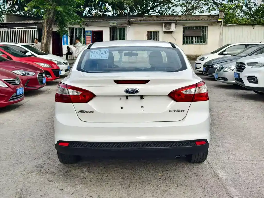 Ford Focus 2015 — фото 8