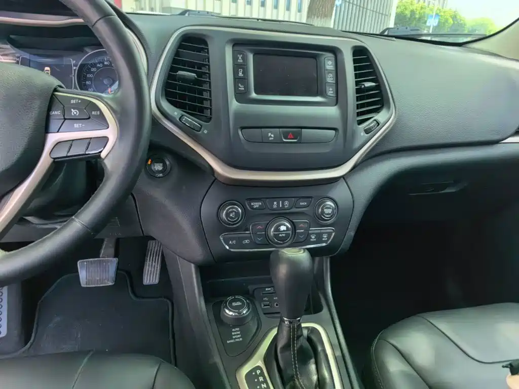 Jeep Cherokee 2017 — фото 13