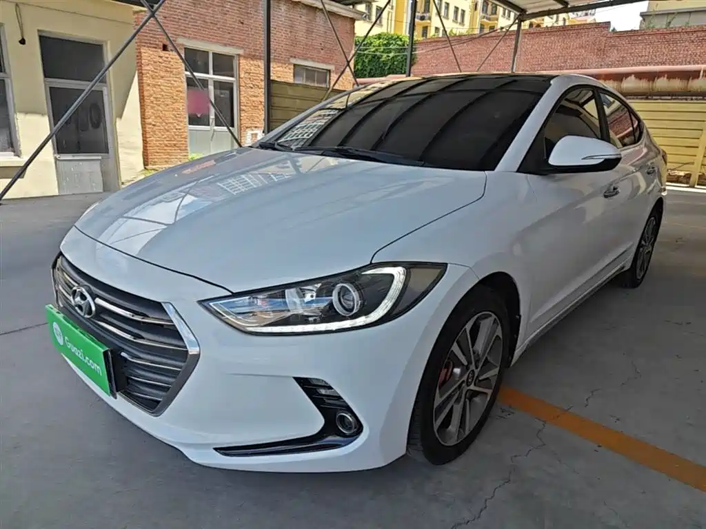 Hyundai Elantra 2018 — фото 1