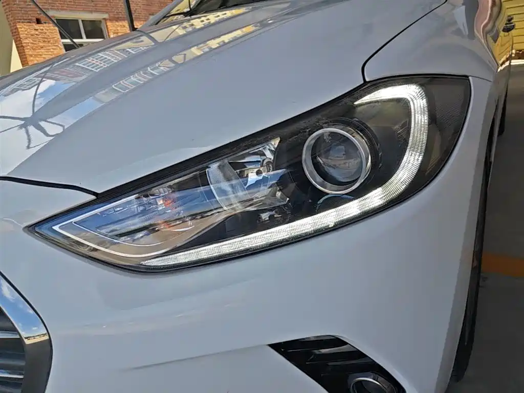 Hyundai Elantra 2018 — фото 24