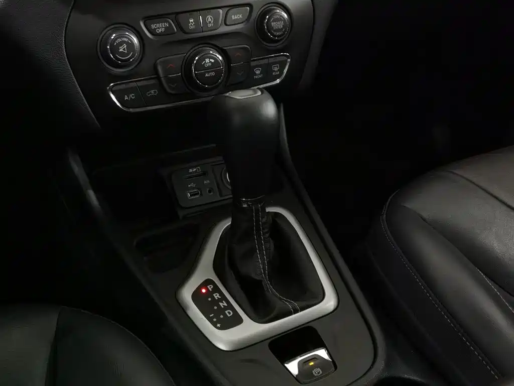 Jeep Cherokee 2020 — фото 13