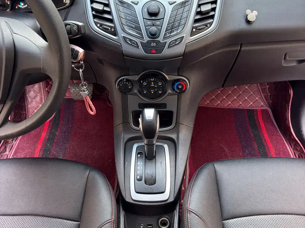 Ford Fiesta 2015 — фото 13
