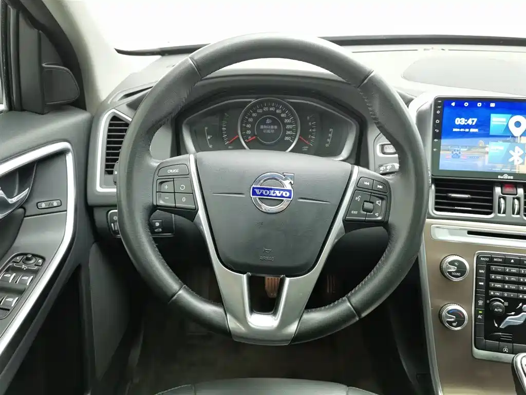 Volvo XC60 2017 — фото 11