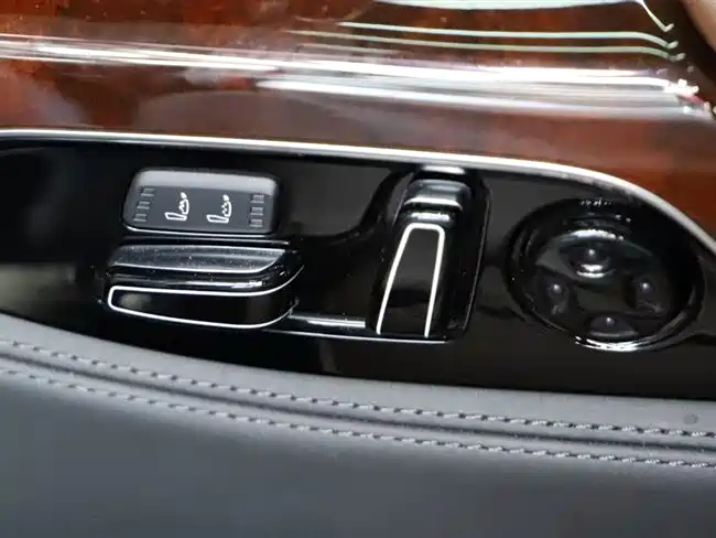 Audi A8 2012 — фото 27