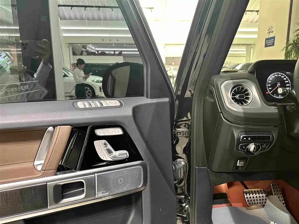 Mercedes-Benz G-Class 2024 — фото 11