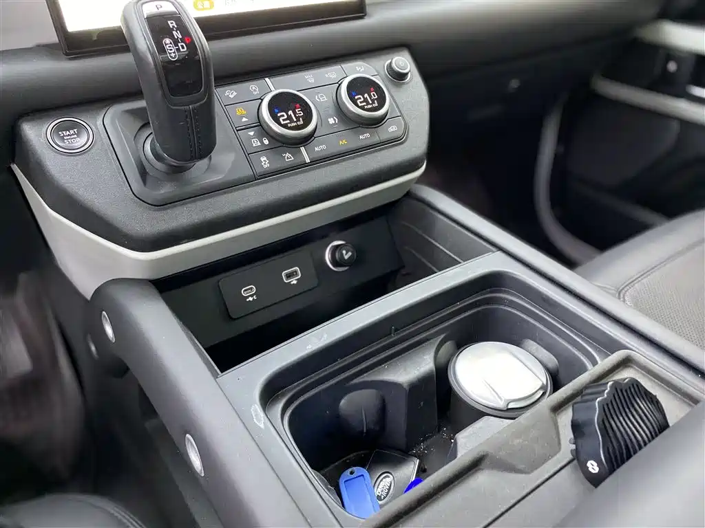 Land Rover Defender 2023 — фото 10
