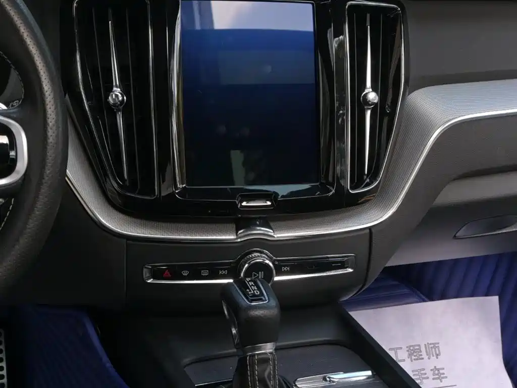 Volvo XC60 2018 — фото 18