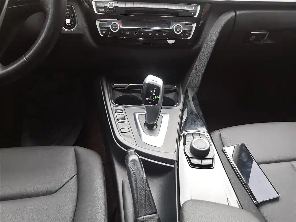 BMW 3 Series 2017 — фото 14