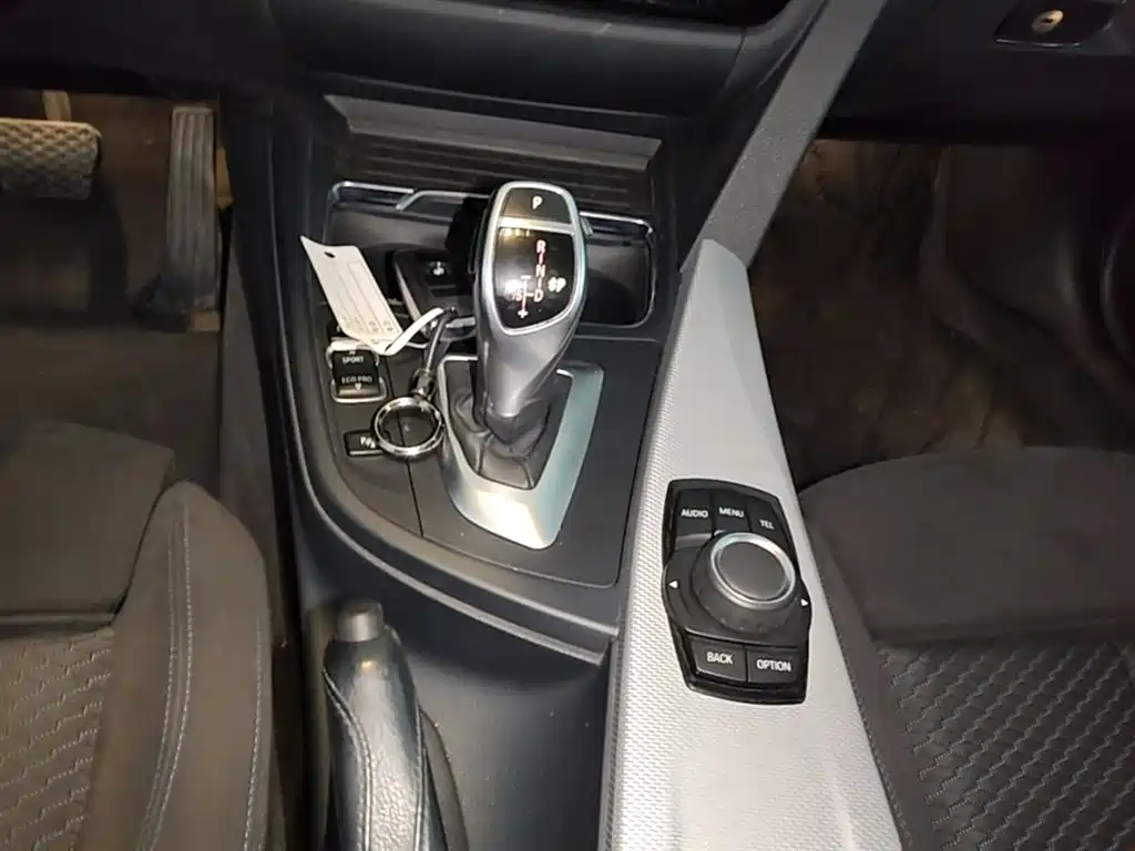 BMW 3 Series 2017 — фото 14
