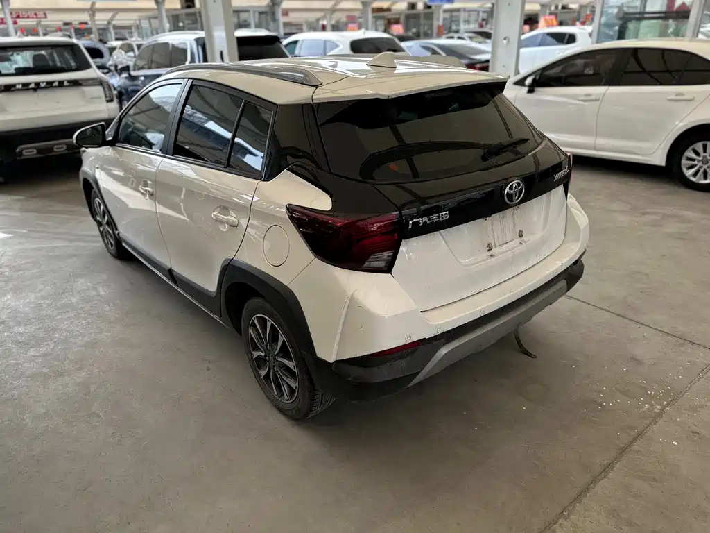 Toyota Yaris L 2022 — фото 13