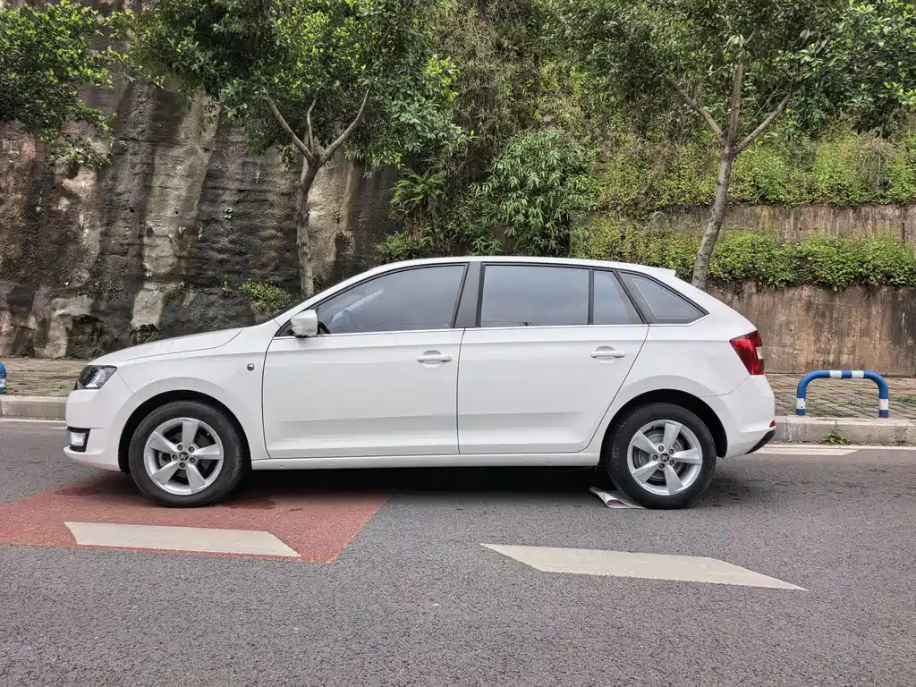Skoda Rapid Spaceback 2017 — фото 4