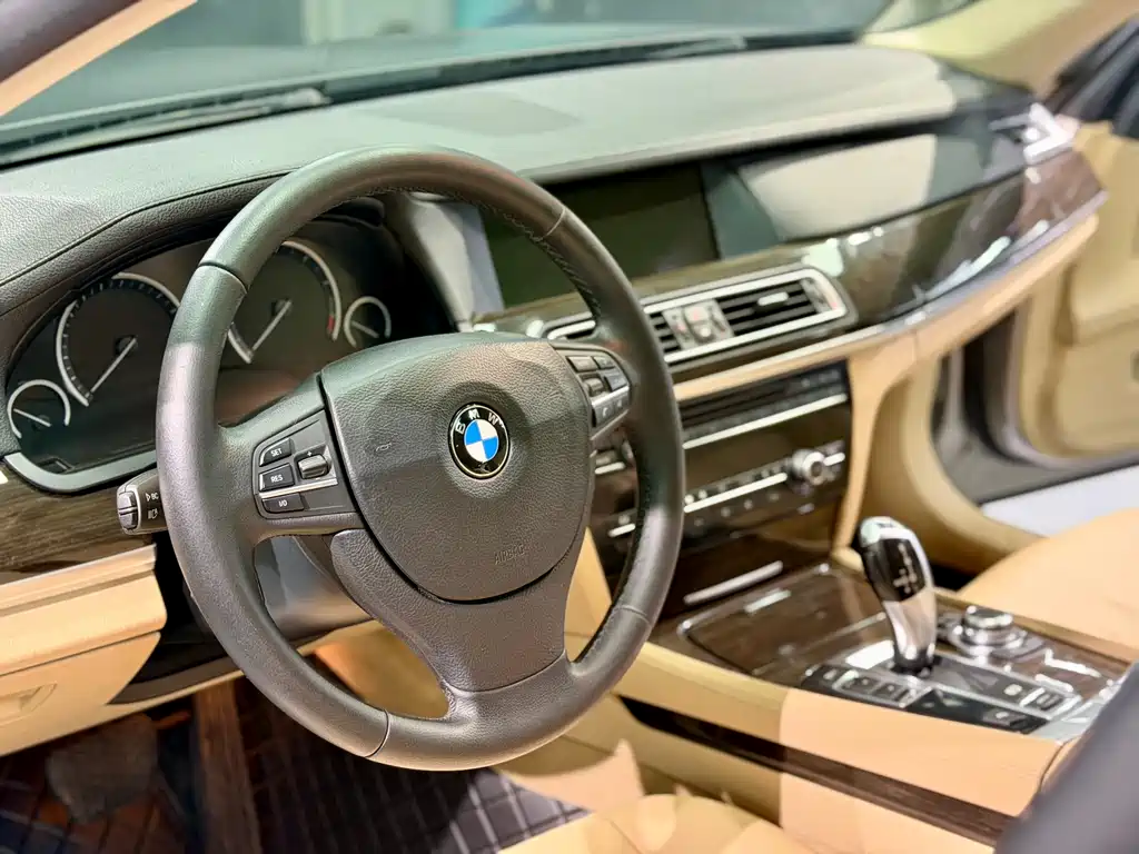 BMW 7 Series 2012 — фото 8