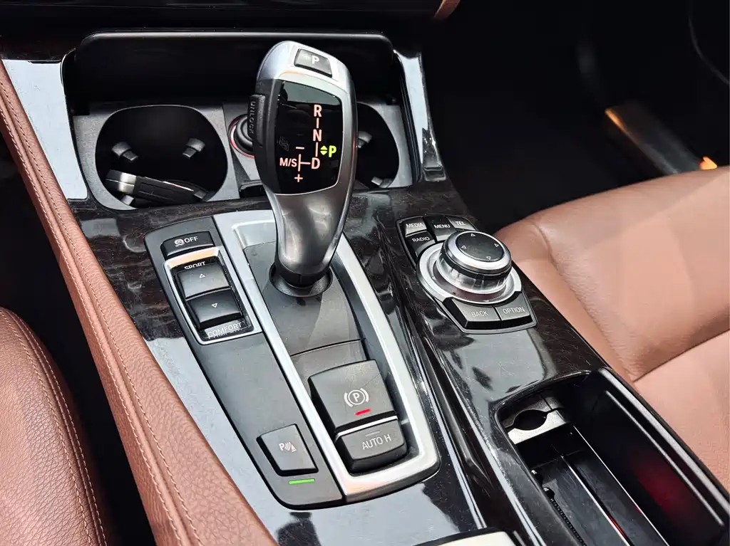 BMW 5 Series 2017 — фото 20