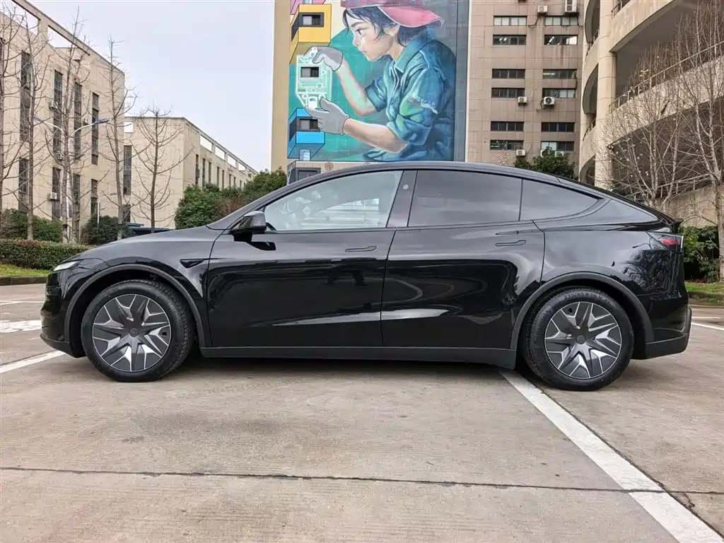 Tesla Model Y L 2025 — фото 18