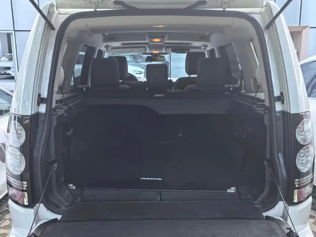 Land Rover Discovery 2015 — фото 10