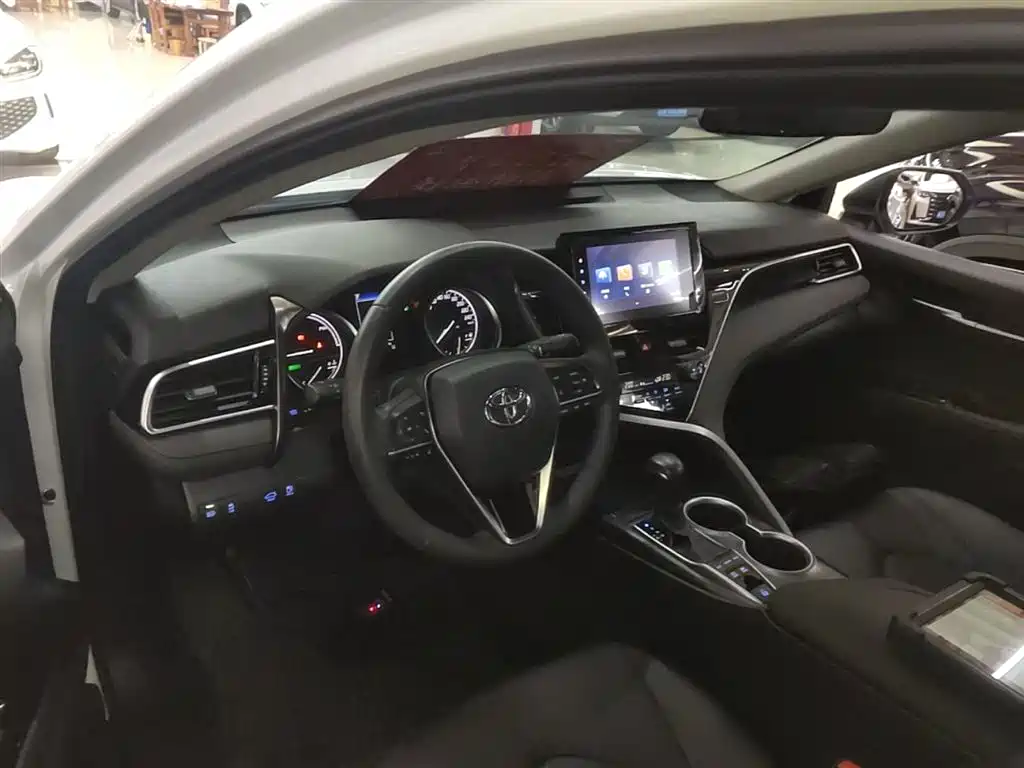 Toyota Camry 2021 — фото 10