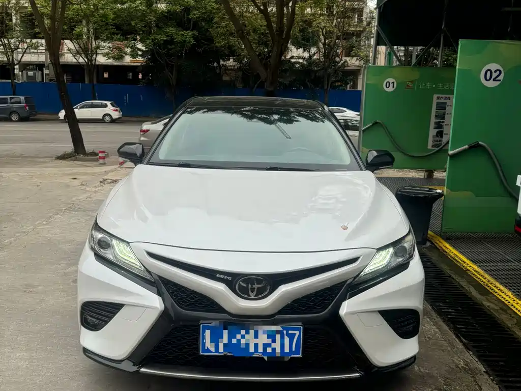 Toyota Camry 2018 — фото 2