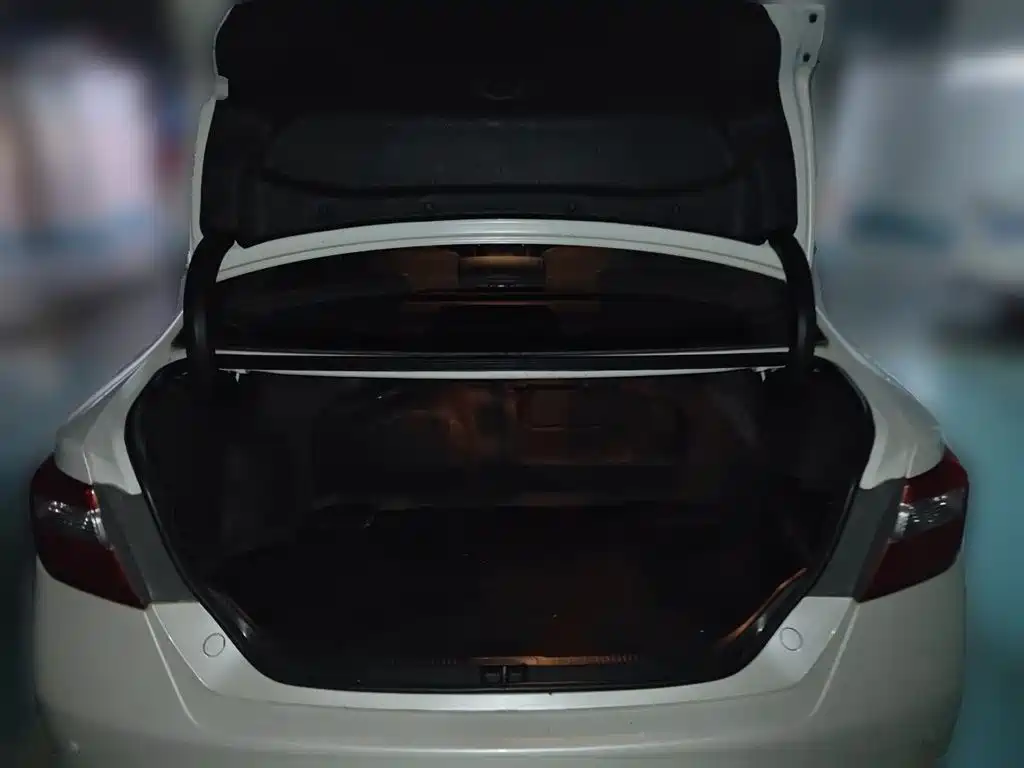 Toyota Camry 2014 — фото 10