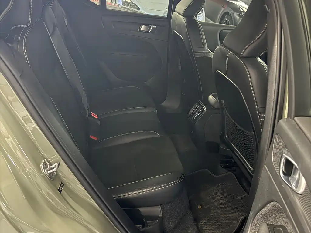 Volvo XC40 NEV 2022 — фото 10