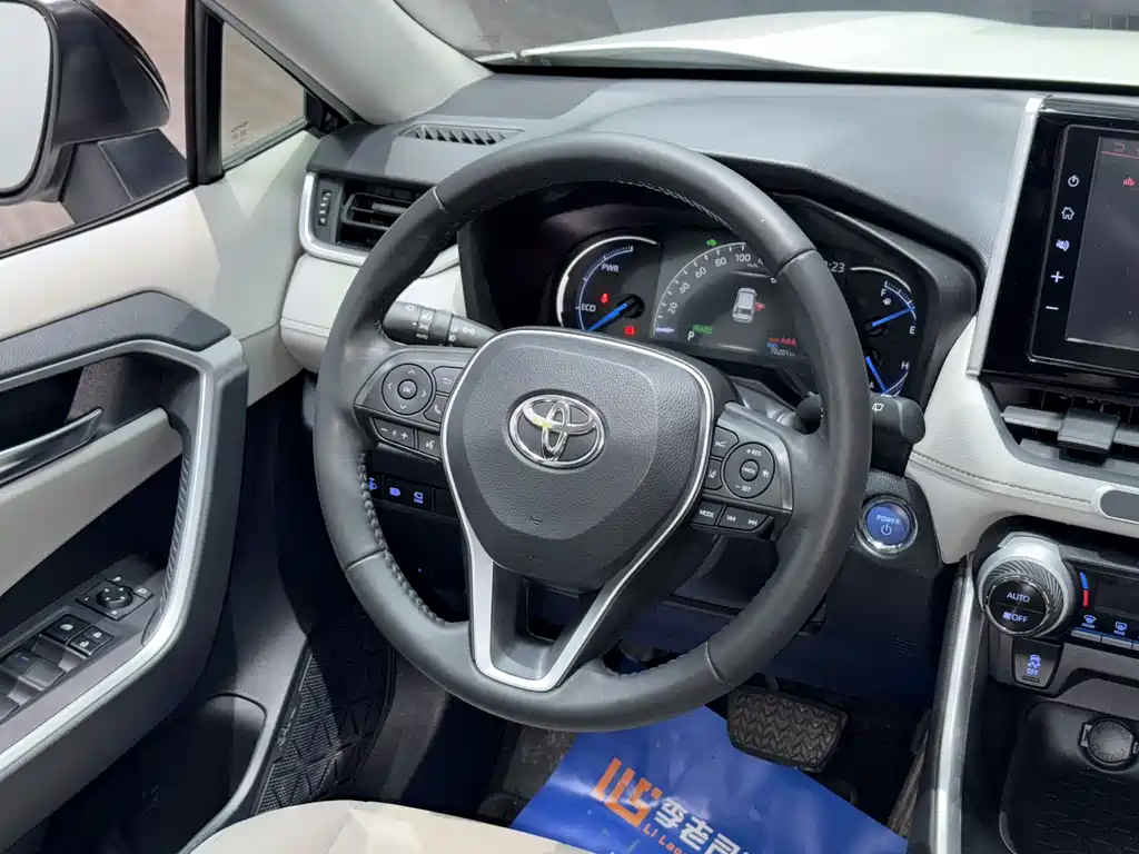 Toyota RAV4 2020 — фото 11