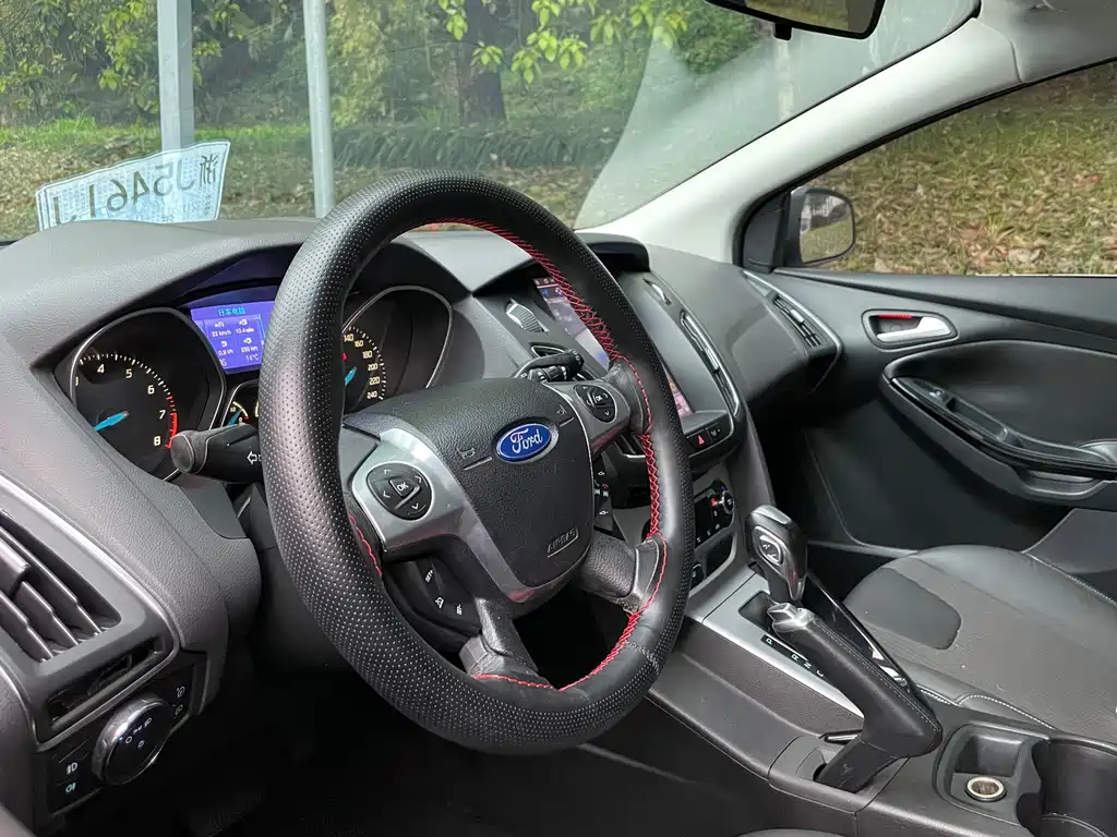 Ford Focus 2012 — фото 13