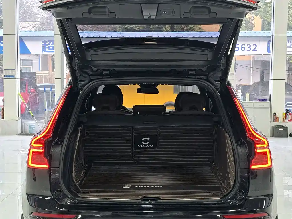 Volvo XC60 2022 — фото 11