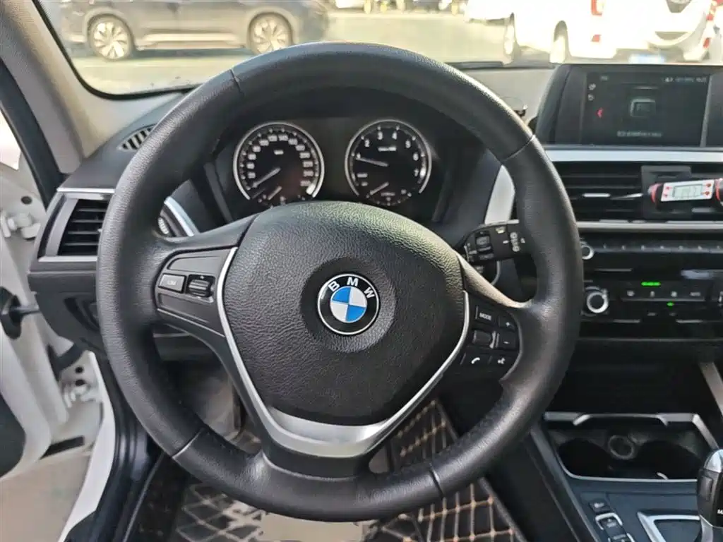 BMW 1 Series 2018 — фото 11