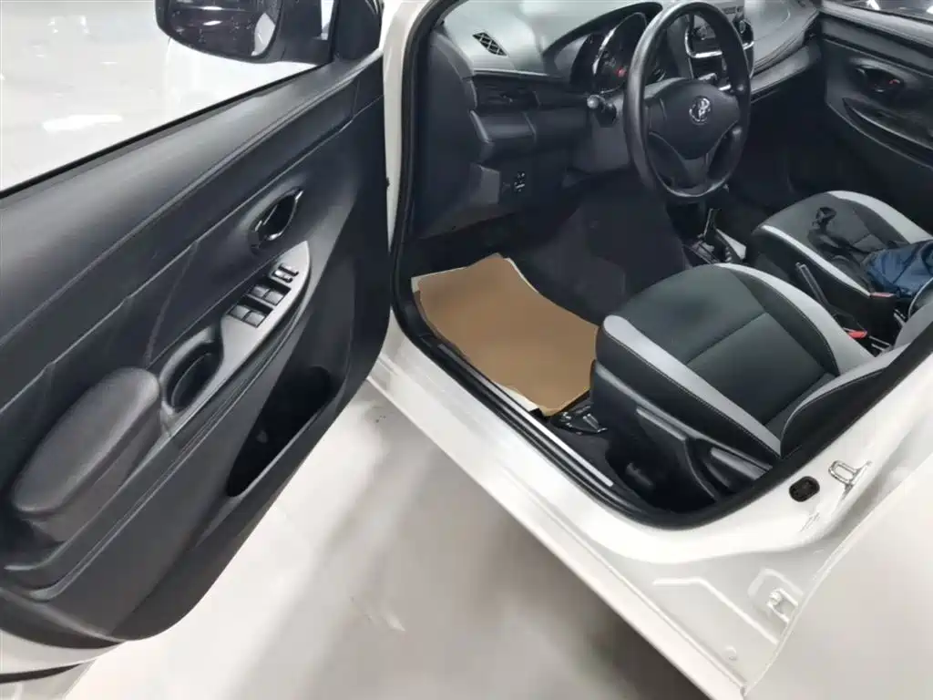 Toyota Yaris L 2021 — фото 16