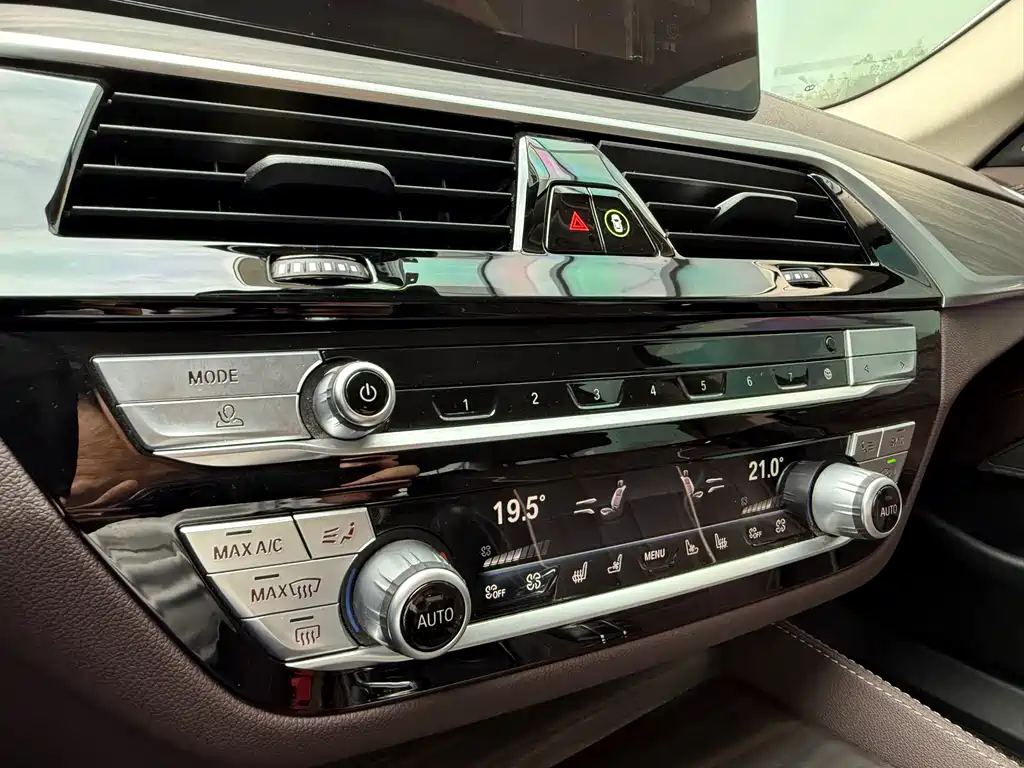 BMW 5 Series 2022 — фото 11