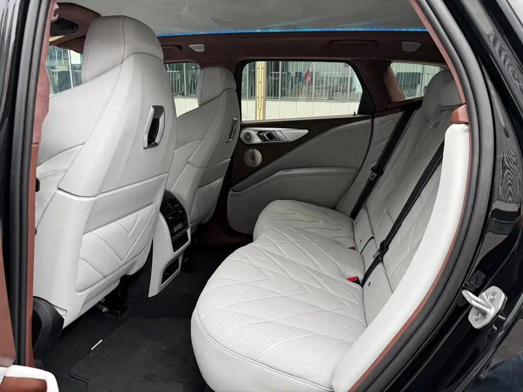 BMW XM 2023 — фото 16