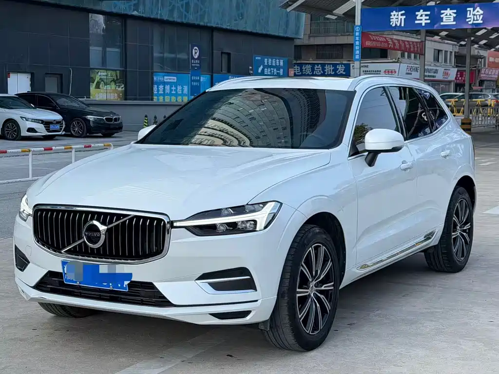 Volvo XC60 2021 — фото 1