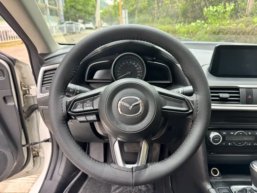 Mazda 3 Axela 2018 — фото 15