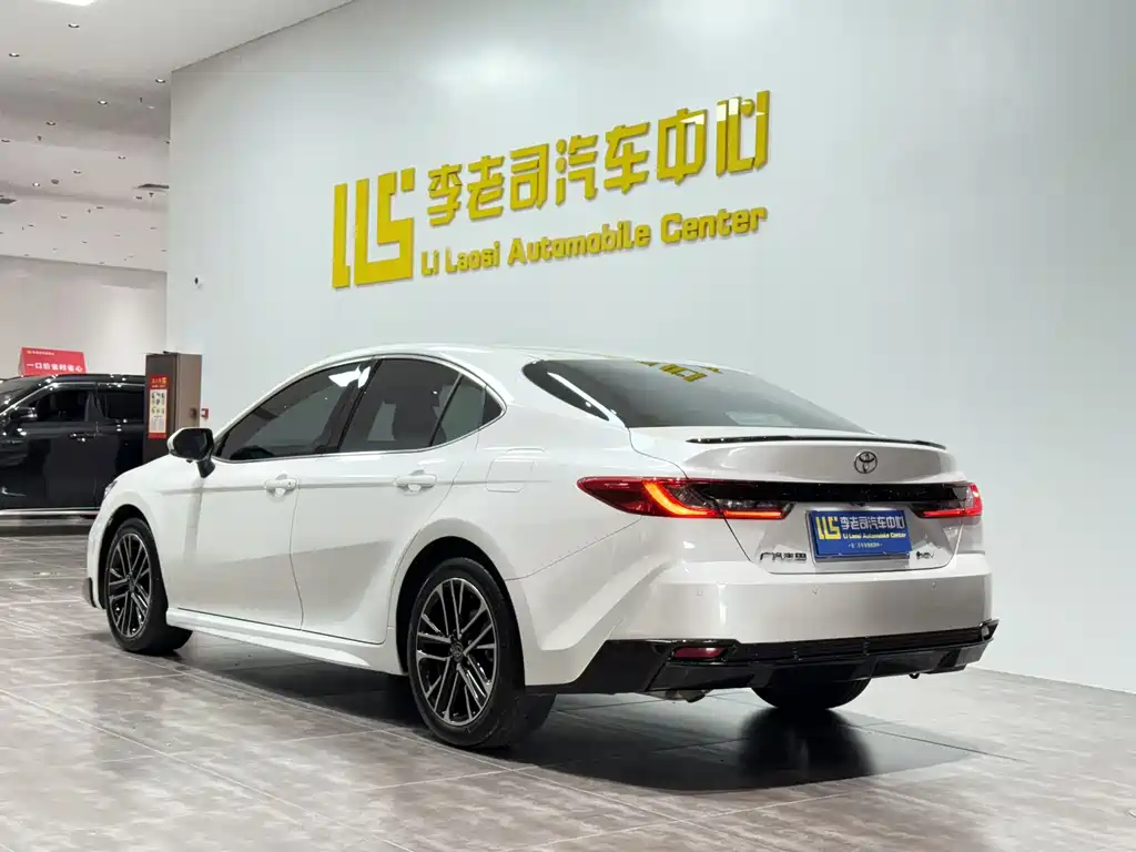Toyota Camry 2025 — фото 4