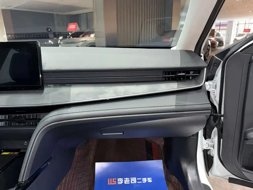 Toyota Camry 2025 — фото 15