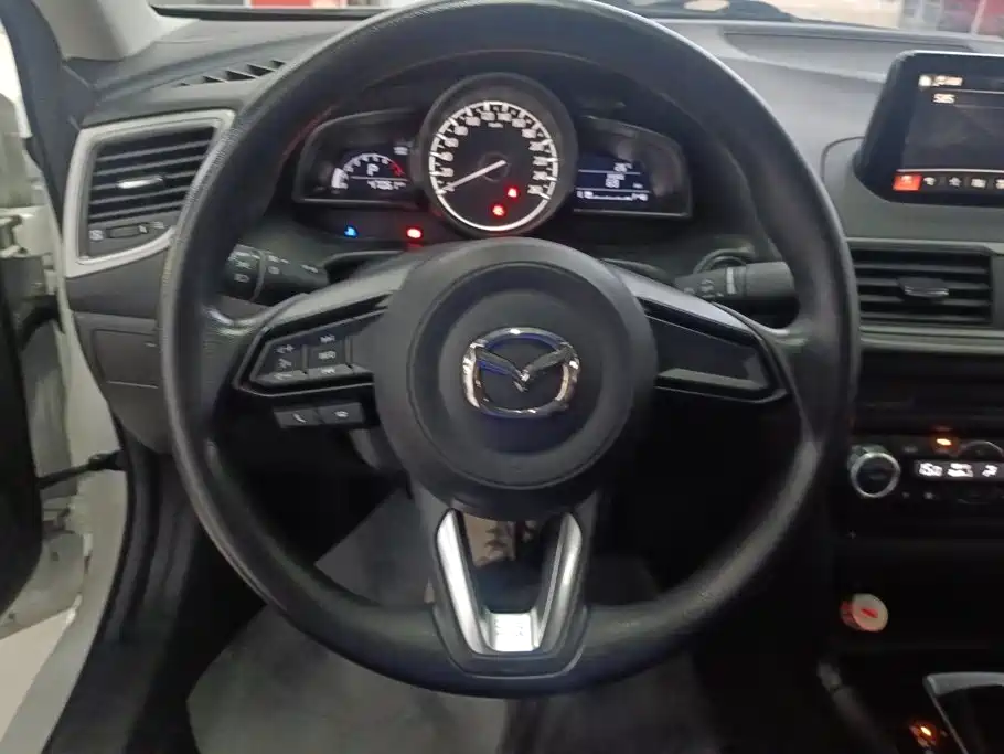 Mazda 3 Axela 2017 — фото 15