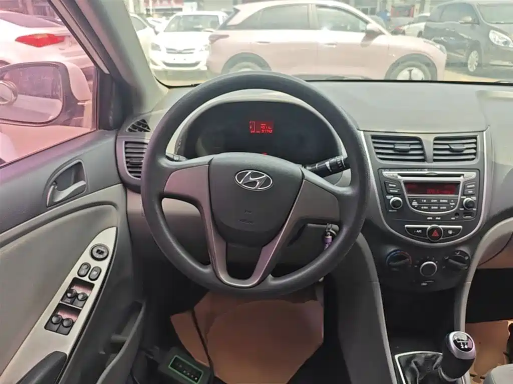 Hyundai Verna 2016 — фото 11