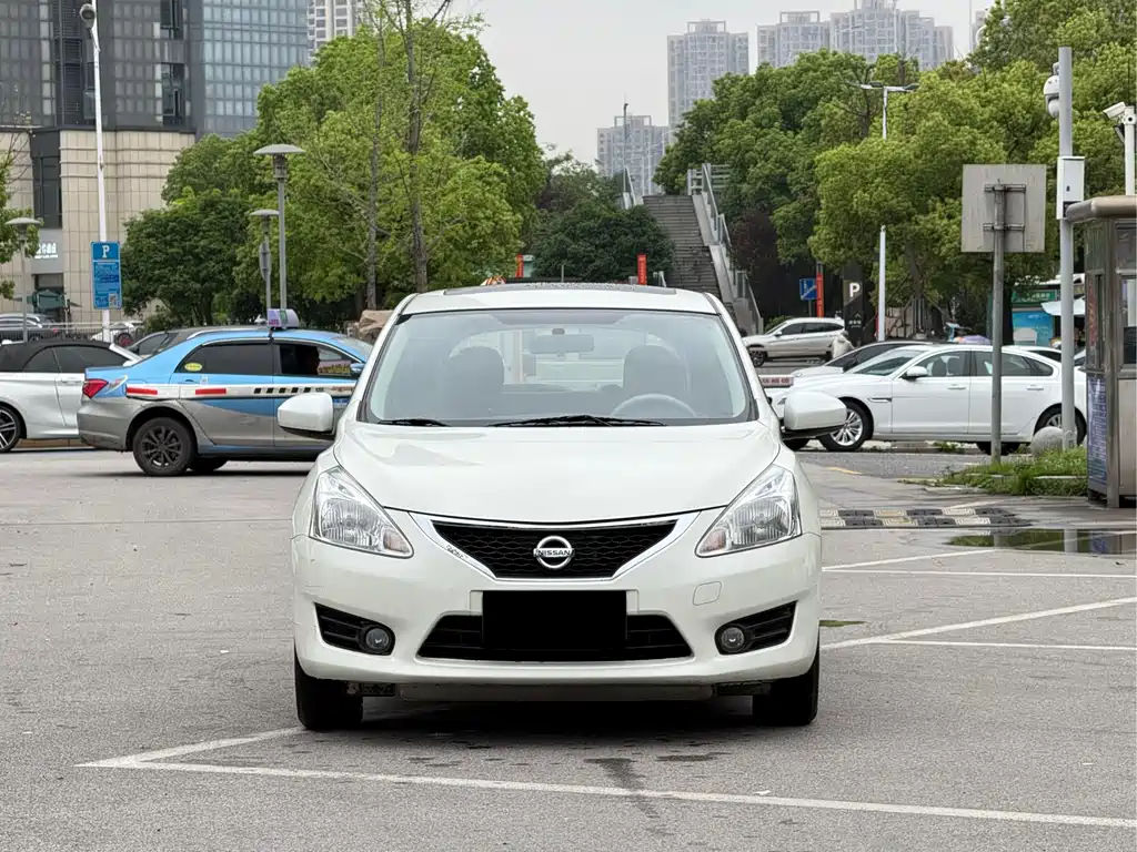 Nissan Tiida 2015 — фото 2