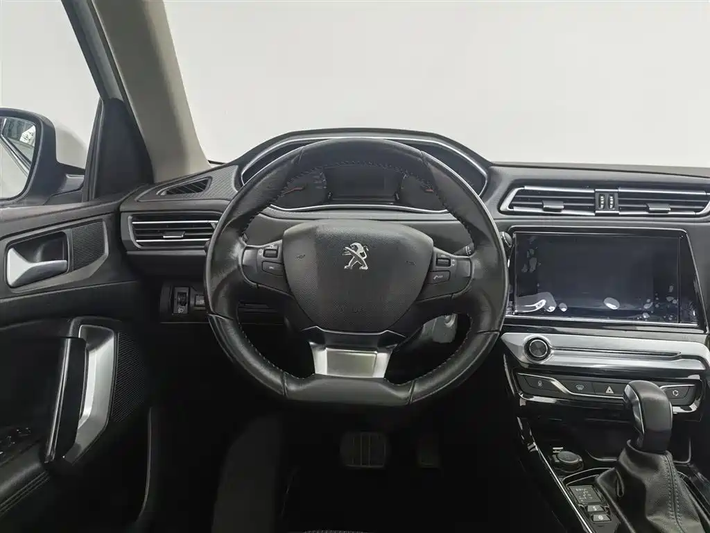 Peugeot 308 2019 — фото 11
