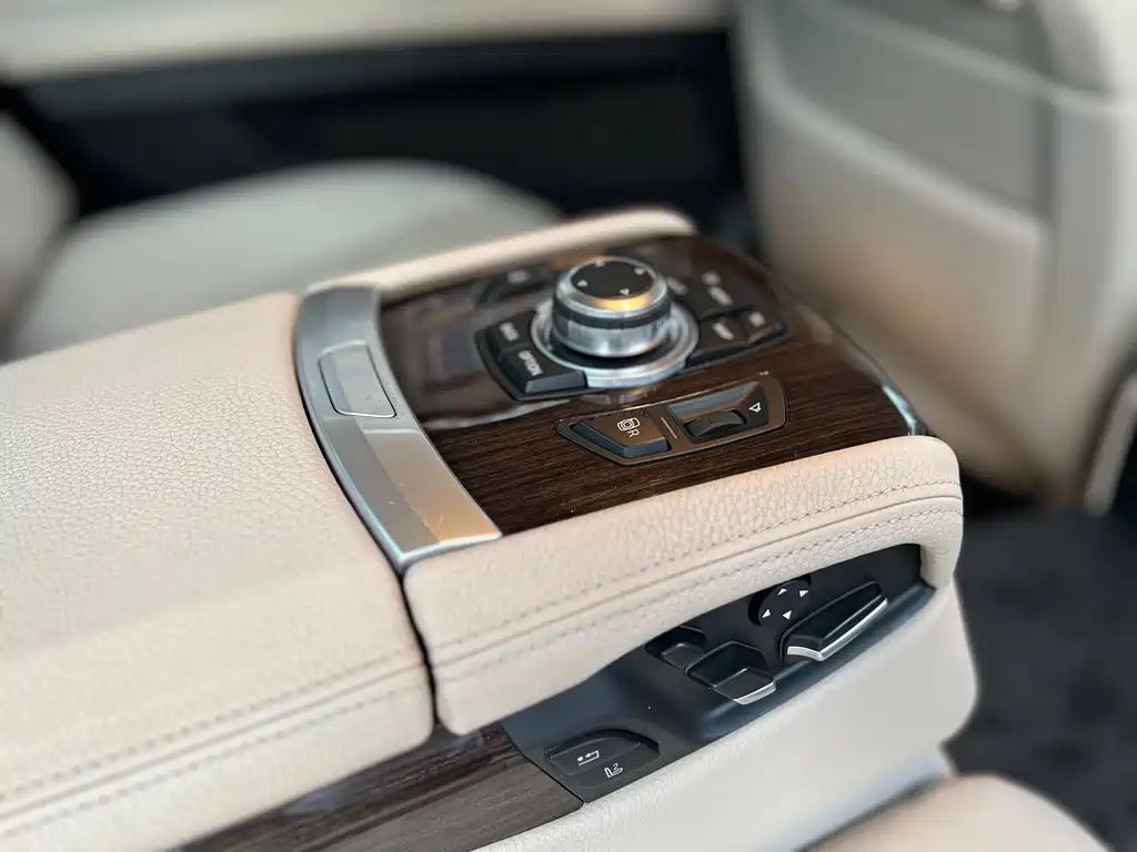 BMW 7 Series 2013 — фото 15
