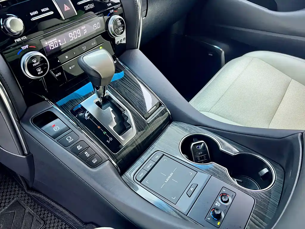 Lexus LM 2023 — фото 23