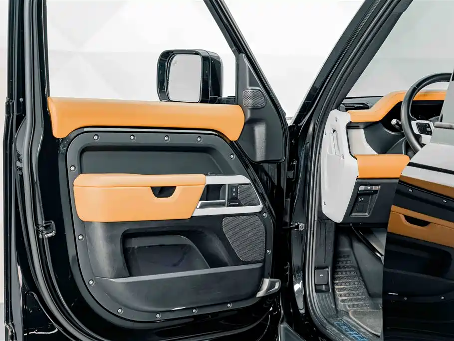 Land Rover Defender 2023 — фото 22