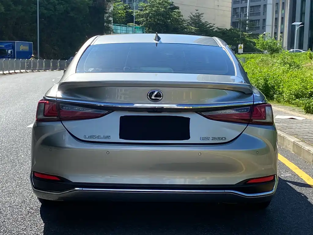 Lexus ES 2021 — фото 19