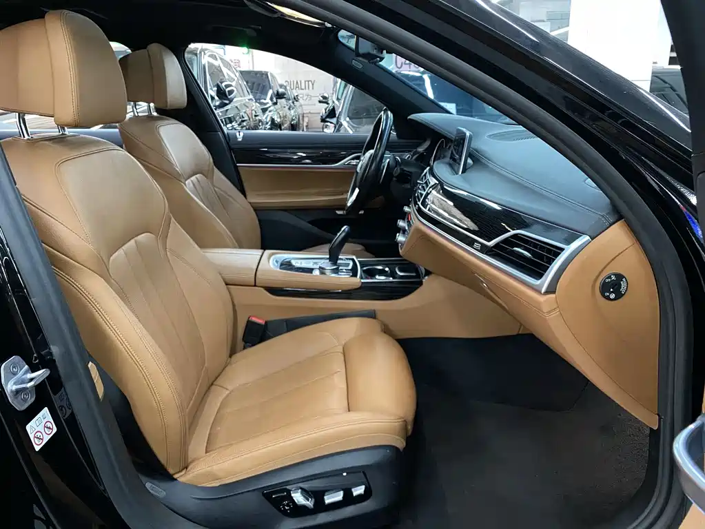 BMW 7 Series 2018 — фото 10