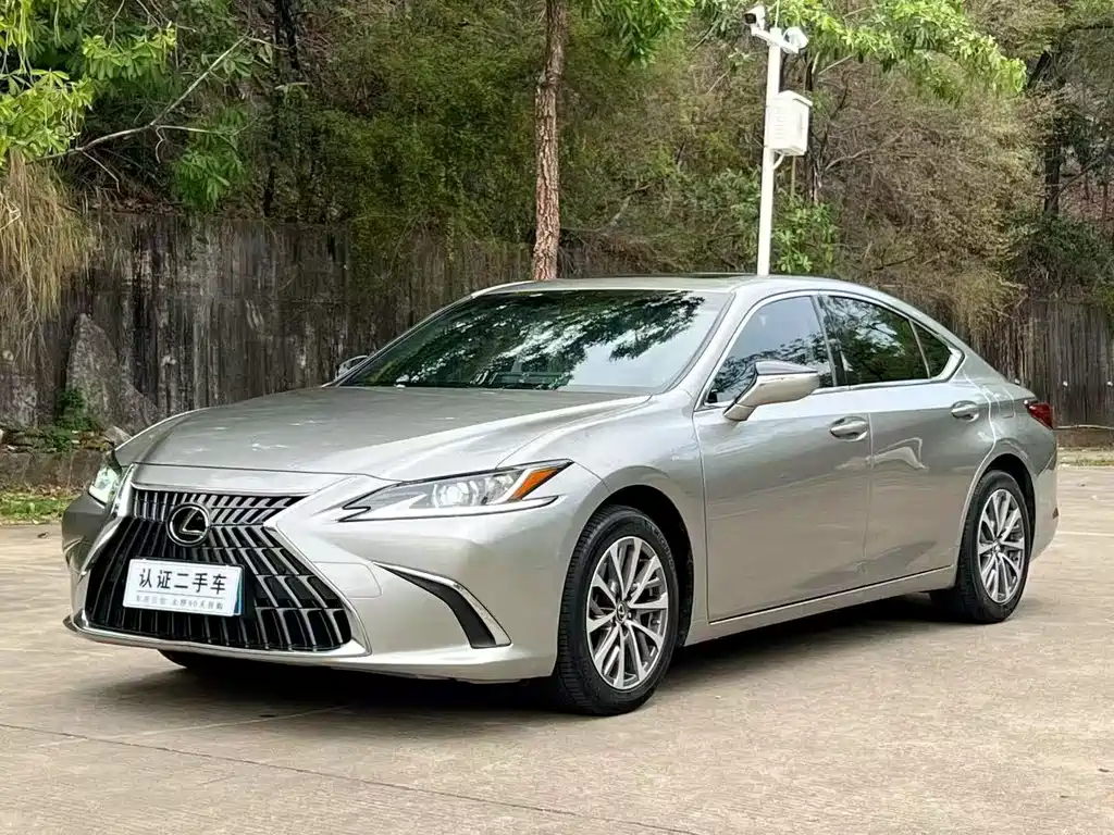 Lexus ES 2022 — фото 1