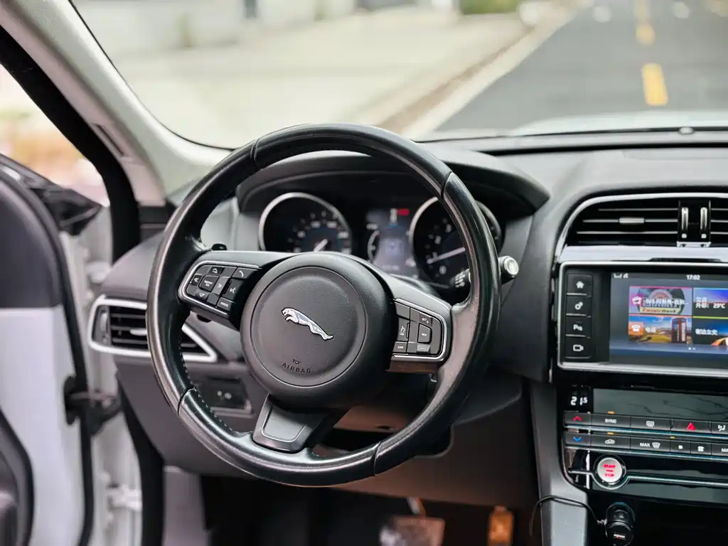 Jaguar F-PACE 2017 — фото 17