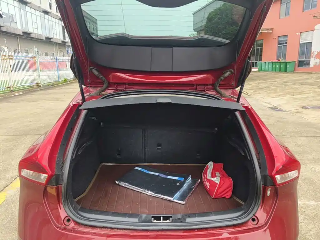 Volvo V40 2017 — фото 19