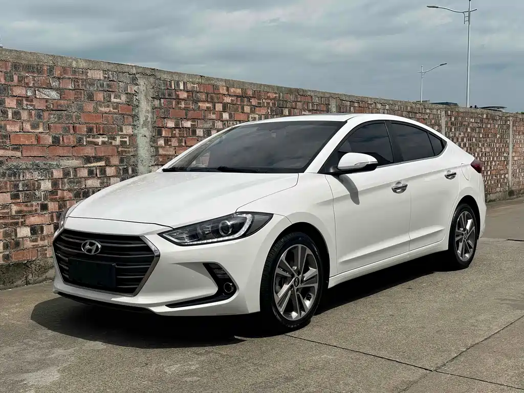 Hyundai Elantra 2017 — фото 1