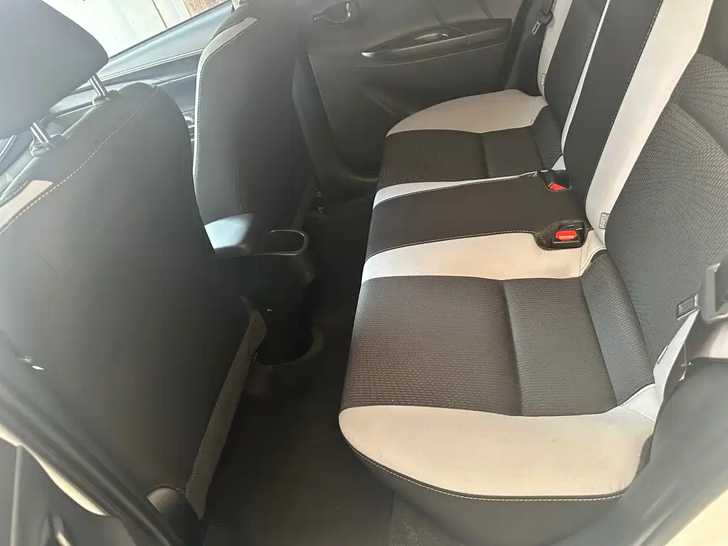 Toyota Yaris L 2022 — фото 6