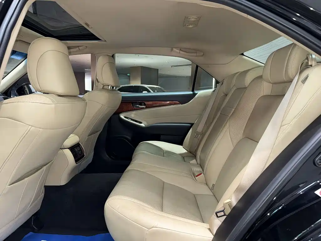 Toyota Crown 2016 — фото 19