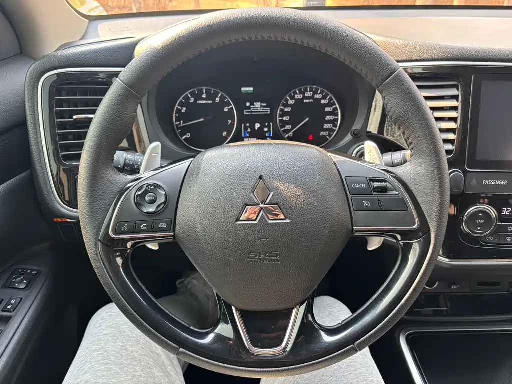 Mitsubishi Outlander 2018 — фото 10